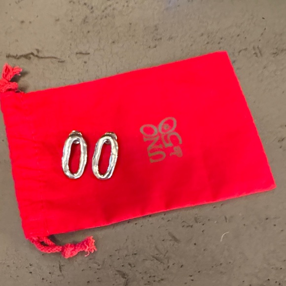 UNO de 50 Jewelry - UNO de 50 Silver Earrings with Red Pouch